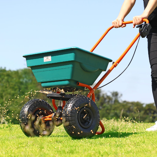 Carrello Concimatore Verde 20 Litri: Distribuzione Facile per il Giardino