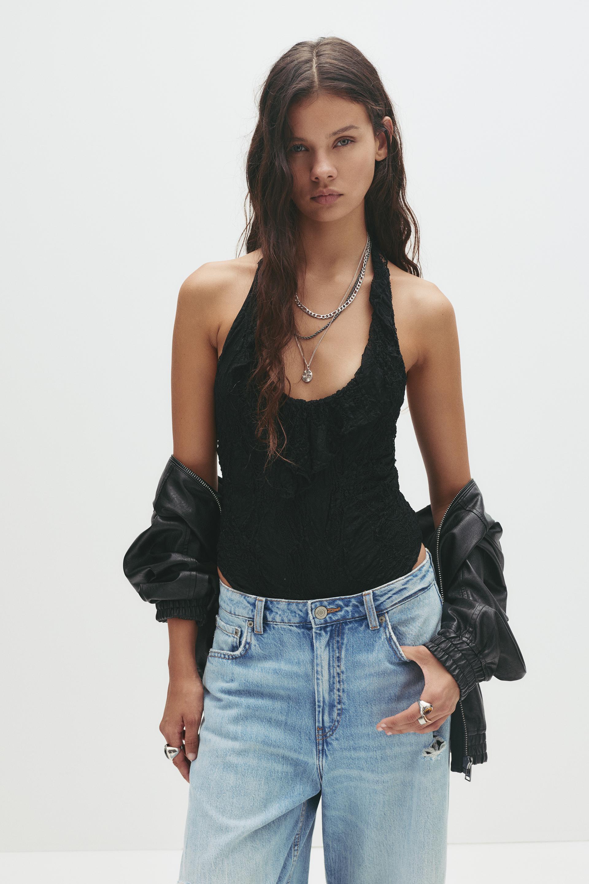 Body Halter in Pizzo: Scollatura Profonda e Sensuale